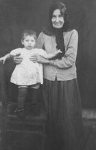 Манефа Ликвентова с внучкой Татьяной Никитиной. 1951