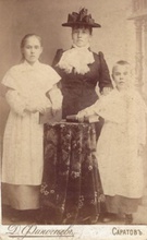 Анна Васильевна с дочерьми Антониной (справа) и Лидией (слева). 1903. <br> Ист.: Архивный материал о священнослужителях