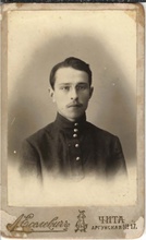 Георгий Сергеевич Старков. Не позднее 1915. («Фотография Л. А. Еселевича» в Чите)
На об.: «Гоша Старков. Уч. VII кл.» Из архива М. Баевой
