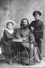 Священник Нил Белкин с детьми. Ист.: Новомученики, исповедники, за Христа пострадавшие ...