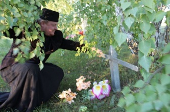 Захоронение священника Александра Алексеевича Аркадакского, убиенного в годы гонений на Церковь. 1921 <br> Ист.: Могила убитого большевиками священника