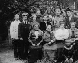 Протоиерей Николай Михайлович Михайловский (стоит 6-й слева), его жена (сидит слева) в кругу семьи Гурьевых. 1915 г. Свящ.Гурьев Василий Викторович стоит 4-й слева <br>
Ист.: Новомученики, исповедники, за Христа пострадавшие ...