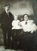 Отец Николай Шмарин с матушкой Галиной,
Александром и Зоей. Егорьевск, 1932