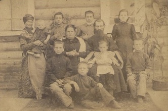 Семья свящ. И. М. Андреевского (Иван  стоит за отцом). 1895. Ист.: Семейный архив Н. В. Лызловой