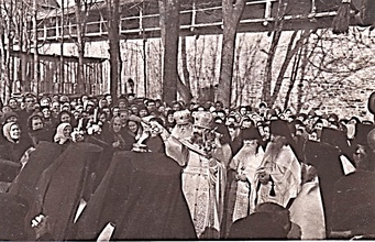 Крестный ход в Псково-Печорской обители. 1962. Фотография из личного архива Зои Савельевой (Ермолаевой).<br>Ист.: Архимандрит Никита (Чесноков) ...С. 12