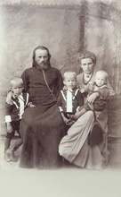 Иерей Михаил Воскресенский с семьей<br>Ист.: fond.ru