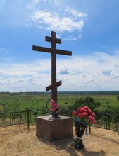 Поклонный крест 
на месте массовых
расстрелов в 1937. Матрюшкин Буерак, 2014
