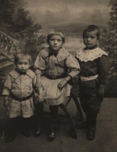 Дети отца Всеволода (слева направо): Варвара, Галина, Вячеслав. 1913.<br>Ист.: Натуралист и артиллерист