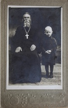 Викентий (сын) с неизвестным священником (родственником? крёстным?), ок. 1900<br>Ист.: Cемейный архив Т.  И. Ившиной