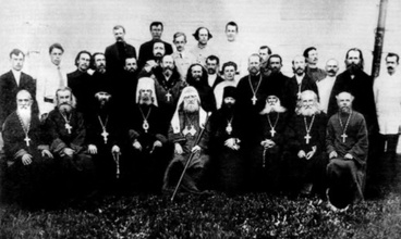 Серпухов, 2 июня 1924 г. Слева от Патриарха Тихона — митрополит Петр (Полянский), за ним с букетом ромашек стоит архидиакон Михаил Лебедев <br>Ист.: За Христа пострадавшие : Гонения на Русскую Православную Церковь ... Кн. 9. С. 191