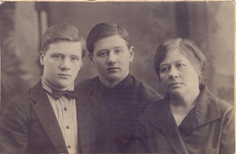 Виталий, Борис и Таисия, дети отца Константина. Омск–Ленинск, 29.1.1928<br><i>Все фотографии предоставлены исследователем Ольгой Вавиленко</i>