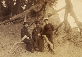 Иерей Георгий с отцом и братом Александром в Хвалынске. 1910-е <br>
Ист.: Молясь за своих палачей
