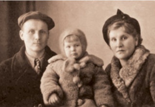 Степан Покровский (сын священника Петра Покровского) с женой, Евдокией Архиповной и дочерью Наташей. Кон. 1940-х<br>Ист.: Тихое служение регента Покровского