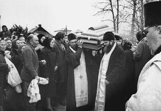 Духовенство обносит гроб с телом почившего
протоиерея Петра вокруг храма. <br> Ист.: «Не люблю властвовать над людьми»