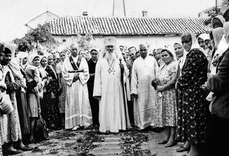 Митрополит Гурий при посещении Ильинского храма в г. Саки. 1-я пол. 1960-х