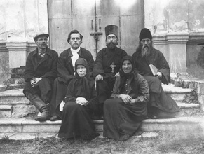 Протоиерей Арсений Троицкий (2-й справа)<br>Ист.: fond.ru