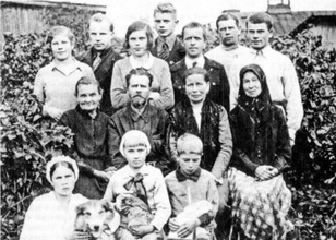 Михаил Степанович Строев с членами семьи. 1935 г.<br>Ист.: За Христа пострадавшие : Гонения на Русскую Православную Церковь ... Кн. 10, т. 2. С. 276