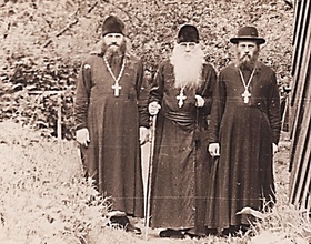 Слева направо: протоиерей Евгений Степанов, архимандрит Никита (Чесноков), священник Михаил Ивлев. Печоры.<br>Ист.: Протоиерей Евгений Степанов ...