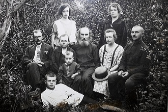 Священник Владимир Катаев в кругу близких