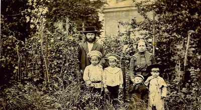 Семья Добромысловых. Чудовский р-н, с. Высокое, 1906