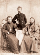 Священник Симеон Покровский (слева) с двумя братьями. 1900-е <br> Ист.: Тихое служение регента Покровского