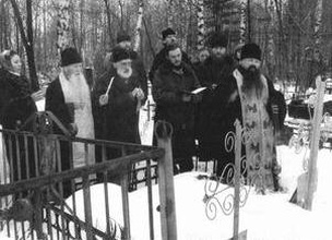 Монах Михаил (Карелин) (3-й слева). Наместник Свято-Данилова мон. с братией совершает панихиду на могиле архим. Серафима (Климкова). 14.02.1995<br>
Ист.: Новомученики, исповедники, за Христа пострадавшие ...