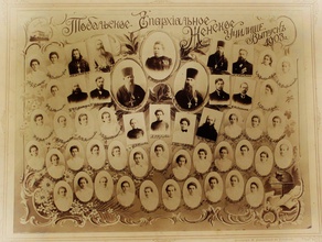 Фотовиньетка выпускниц Тобольского епархиального училища. 1903. Репродукция из архива Г. В. Коротаевой
