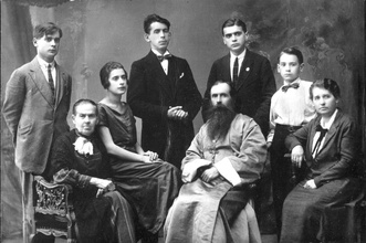 Священник Александр Воскресенский (сидит второй справа) с семьей. Слева направо: сын — Вениамин, мать — Зоя Васильевна, дочь — Таисия, сын — Георгий, сын — Сергий, сын — Леонид, жена — Екатерина Вениаминовна. 1923 г.<br>Ист.: <i>Полунина К. С. </i>Протоиерей Московский. Отец Александр Воскресенский. 1875–1950. М., 2018