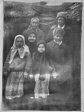Семья Вандик. Ок. 1946 г. В первом ряду: Акилина Васильевна и отец Никифор с внучками Екатериной и Надеждой. Во втором ряду: сын Григорий с супругой Марией. Фото из семейного архива  Е. Г. Романовой