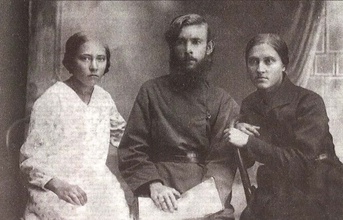 Священник Константин Самуилов с сестрами Наталией (слева) и Софией<br>Ист.: Ист.: «Верою победиша...». С. 73