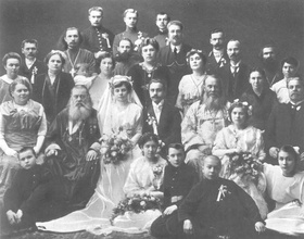 Петр Федорович Полянский (крайний справа) на свадьбе племянницы Серафимы, старшей дочери прот. Василия Полянского (третий справа)<br>Ист.: Кифа — Патриарший Местоблюститель ... [С. 5 вклейки с илл.]