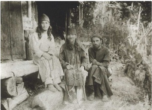 Монах Онисим (Поль) (справа), Арсений (Корди) и неизвестный монах (в центре). Ок. 1927 г.