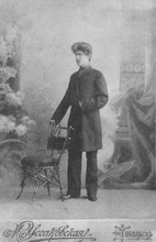 Семинарист Александр Чудов. Тобольск, ок.
1901. Фото М. М.
Уссаковской. Архив Натальи и Татьяны
Никитиных<br>Ист.: Неопалимая купина ... C. 91