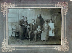 Диакон Петр Фурсаев с семьей. 1913<br> Ист.: Астраханское духовенство