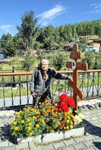 Внучка о. Андрея Авдеева Октябрина Михайловна Полякова на месте погребения священника, июнь 2012<br>Ист.: Личный архив О. М. Поляковой