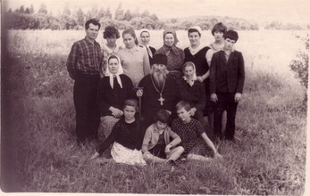Отеу Петр с семьей<br>Ист.: Иеромонах Петр (Серегин) :[фотоальбом]