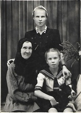 Вера Федоровна Троицкая (Огаркова), Вера Адриановна, дочь Веры — Надежда <br>Ист.: Из семейного архива Сергея Мозолёва