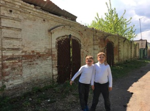 Праправнуки священника Сергия Покровского (по линии дочери Неониллы) — Владимир и Алексей Грозновы у развалин Покровской церкви г. Дмитровска, где служили протоиерей Петр Васильевич Покровский (прапрапрадед), священник Сергей Петрович Покровский (прапрадед) и священник Иоанн Петрович Покровский (двоюродный прапрадед). Дмитровск, 2017 г.<br><i>Все фотографии из семейного архива Ольги Грозновой.</i>