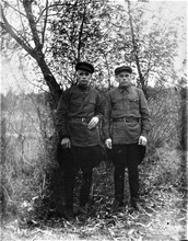 Братья Купоревы в лагере. Слева направо: священники Феодор и Иоанн.<br><i>Фотография любезно предоставлена исследовательницей Галиной Ступниковой</i>