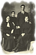 Семья Елисеевых (слева направо): Клавдия, Анна, Петр, Елизавета. 1915.<br>Ист.: Воспоминания...