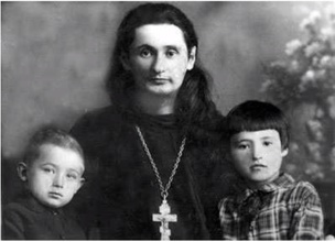 Протоиерей Евгений Ивашко с дочерью и сыном<br>Ист.: fond.ru