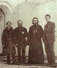 Священномученик Аркадий Гаряев с прихожанами.<br>Ист.: Зауральские новомученики. С. 102