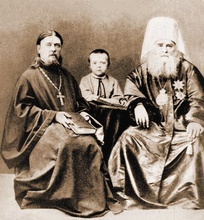 Митрополит Иннокентий (Вениаминов) (справа), его сын свящ. Гавриил и внук Евсевий. Фотография. 1879 г.<br>Ист.: Православная энциклопедия. Т. 22. С. 708