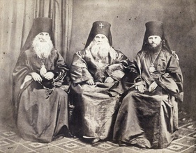 Слева направо: архиепископ Иркутский и Нерчинский Парфений (Попов), митрополит Московский
Иннокентий (Вениаминов) и епископ Камчатский, Курильский и Благовещенский Вениамин (Благонравов).
март 1868 (?) г.. Фото из семейного архива священника Григория Ушакова. Опубл.: https://www.rsl.ru/ru/all-news/201015