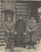 Священномученик Аркадий Гаряев с вогулами. Ок. 1913.<br> Ист.: Екатеринбургские епархиальные ведомости. 1914. № 37, прил. С. 13