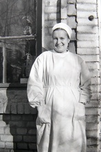 Вера Петровна Бухарина в годы работы фармацевтом в г. Минске, 1970-е (Из семейного архива Л. Д. Вишнева)
