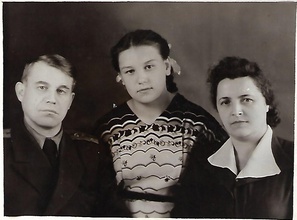 Константин Адрианович с дочерью Лией<br>Ист.: Из семейного архива Сергея Мозолёва