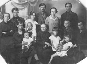 Протоиерей Иоанн Нилович — один из мужчин, стоящих на заднем плане, в том же ряду стоит его брат — Михаил Нилович. Предположительно пожилая женщина в центре — мать Иоанна, слева с детьми сидит сестра — Александра Ниловна, стоящая девочка в белом платье — одна из дочерей Александры Ниловны. Ок. 1934–1935 гг. <br>Фото из семейного архива Алины Коровиной