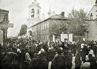 Похоронная процессия около Николо-Щеповской церкви. Москва, 1908.<br>Ист.: Светильник православия ...