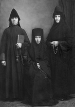 Инокиня Наталия Бакланова и послушницы Евдокия (справа) и Анастасия Прошкины <br>Ист.: За Христа пострадавшие : Гонения на Русскую Православную Церковь ... Кн. 11. С. 108